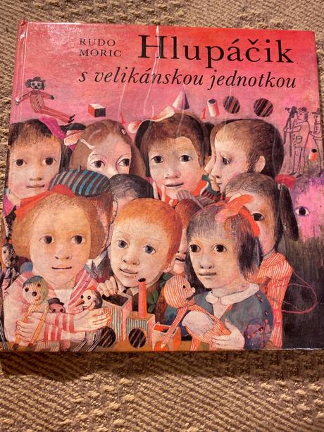 Retro stará kniha hlupáčik s velikánskou jednotkou, 