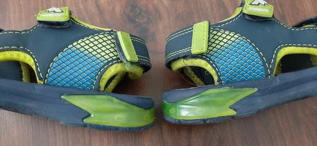 Blikajúce sandále, 26