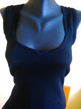 Čierne šaty s odhaleným chrbtom, m