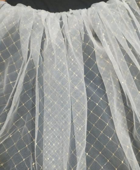 Šaty s tylovou sukňou, 140