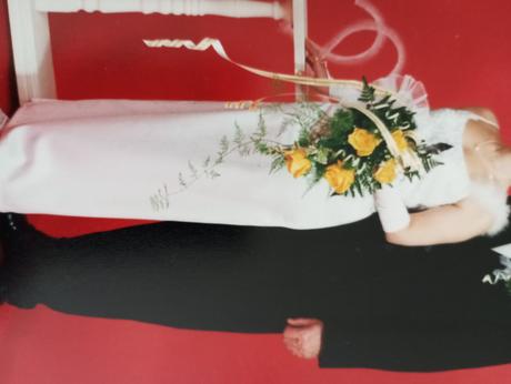 Biele saténové šaty, 38