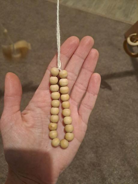 Krásná drevená hand-made hrazdička s hračkami,