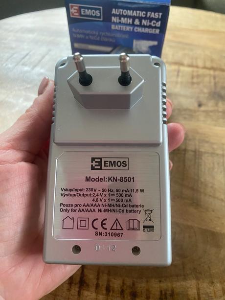 Automatický rýchlonabíjač batérií emos, 