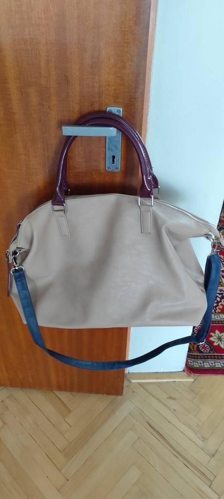 Veľká kabelka, atmosphere