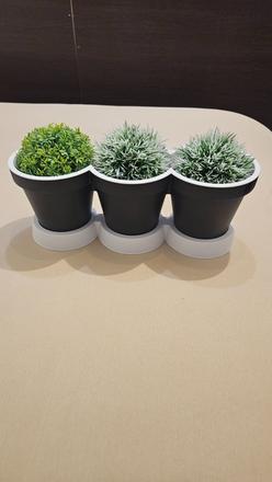 Kvetináč na bylinky, alebo umelé kvety, 