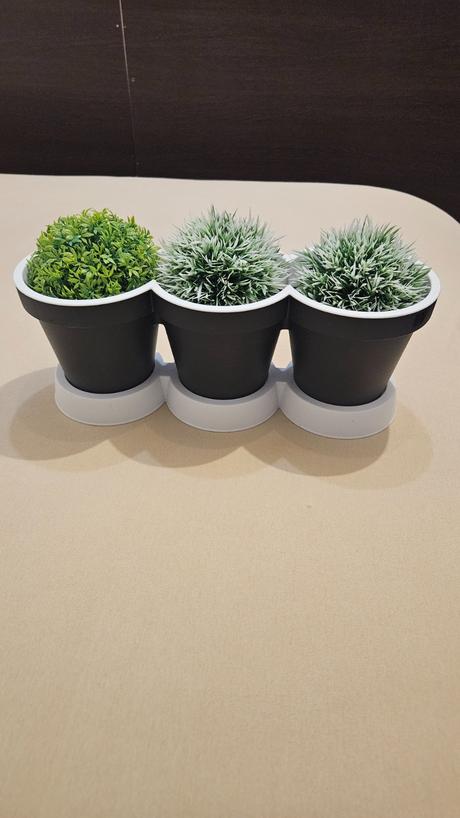 Kvetináč na bylinky, alebo umelé kvety, 