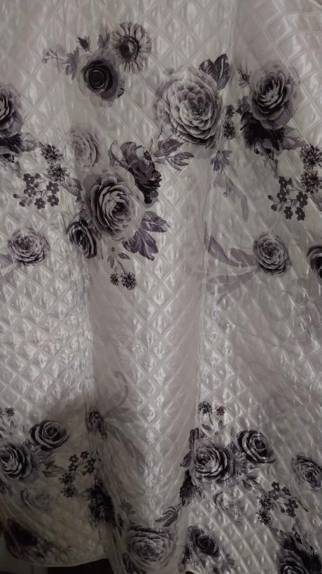 Prehoz na posteľ s krásnymi ružami, 