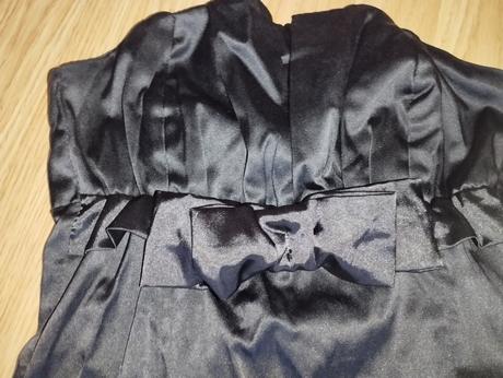 Púzdrove čierne šaty, s