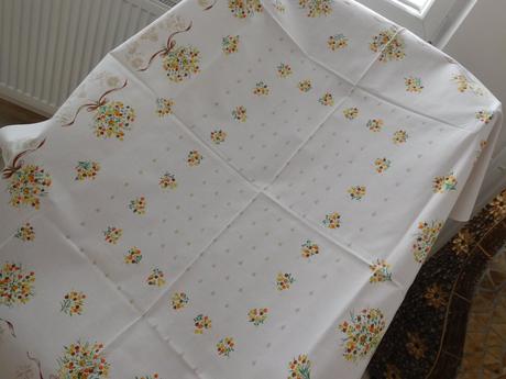 Biely bavlnený obrus  zvazok kvetov,, 