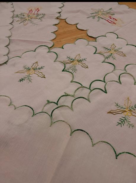 Vyšívané vianočné obrusy, viac kusov, 