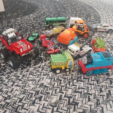 12ks autíčok + vláčik tomas,