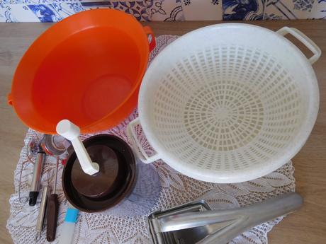 Ručný šľahač, plastové nadoby do kuchyne,, 