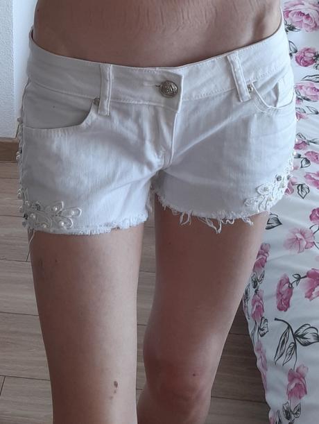 Biele sortky s perlickami, dromedar,l