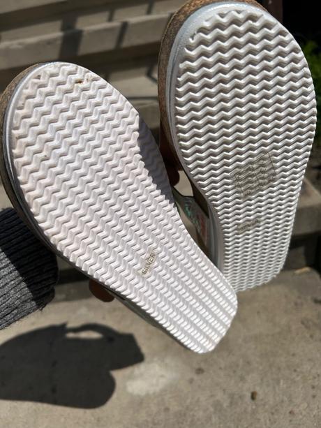 Šľapky medzi prsty, 38