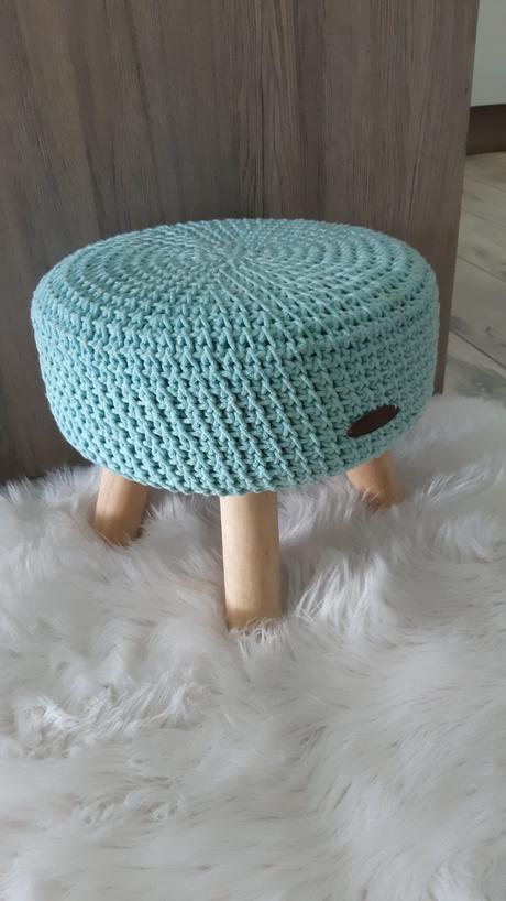 Háčkovaná taburetka v azúrovej farbe,