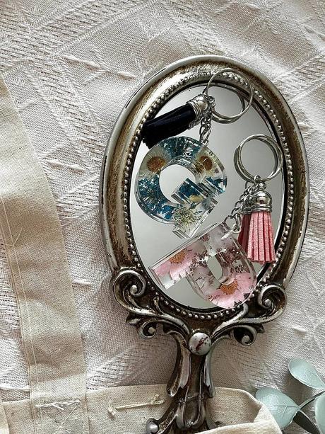 Ručne vyrobené živicové kľúčenky, 