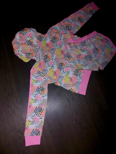 Uzasny farebny letny kompletik mikinky a krataskov, reserved,158