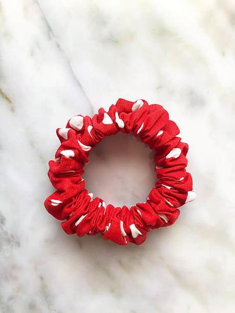 Gumička scrunchie bodky, 