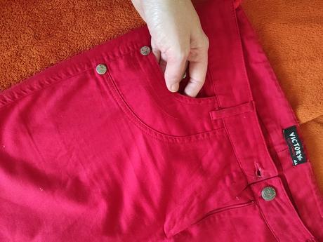 Červené nohavice, 44