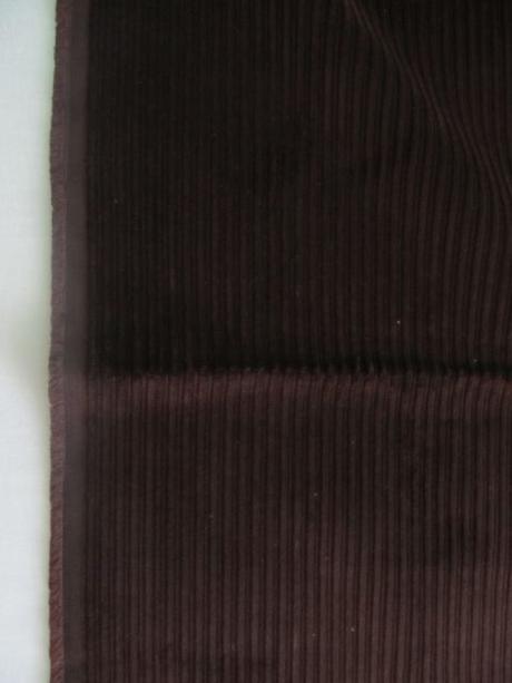 Tmavo hnedá látka, 