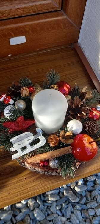 Vianočná ikebana so sviečkou, 