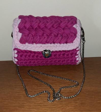 Predám háčkovanú kabelku s retiazkou,