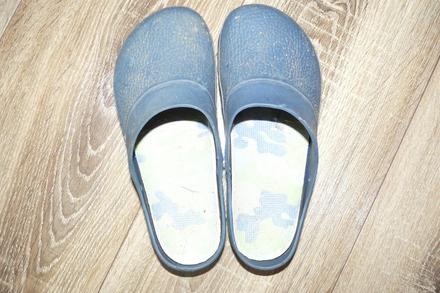 Záhradné šľapky, 32