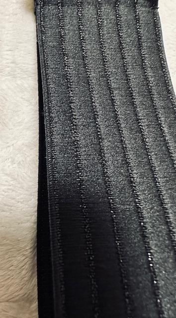 Čierny elastický opasok so zlatou sponou,