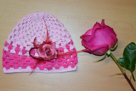 Háčkovaná čiapočka s kvetom, <50 - 158