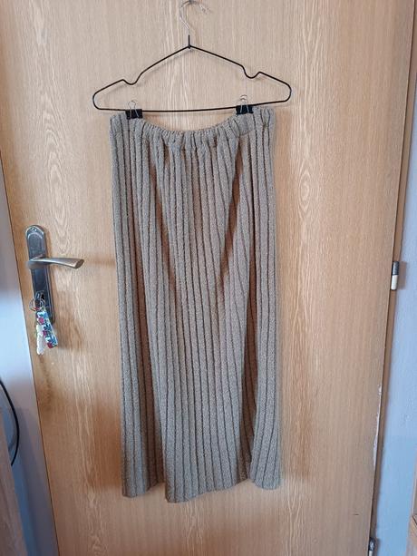 Hrubšia rebrovaná sukňa,