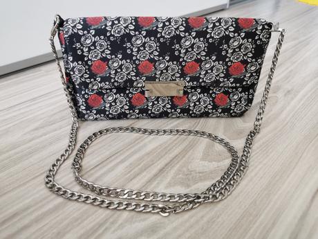 Malá kabelka s ružičkami od baťu, baťa