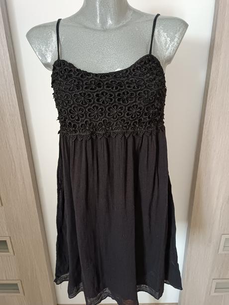 Čierne šaty na ramienka, s