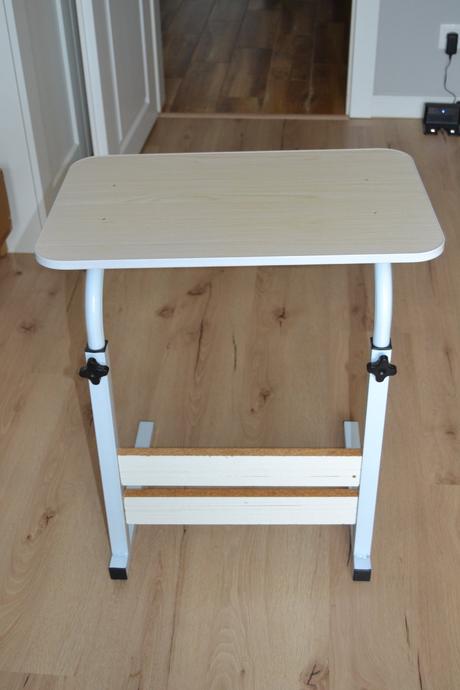 Mobilný, prenosný a výškovo nastaviteľný stolík, 