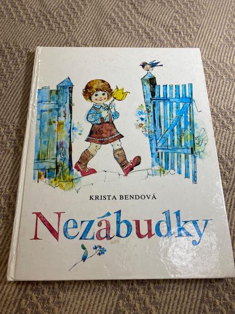 Stará krásna retro kniha nezábudky krista bendová,