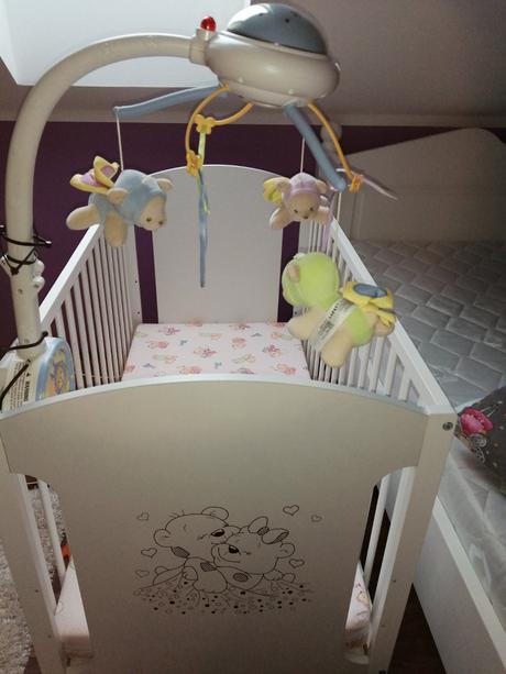 Hrací kolotoč nad postielku,