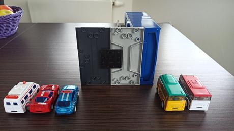 Policajná stanica a 5 áut, 