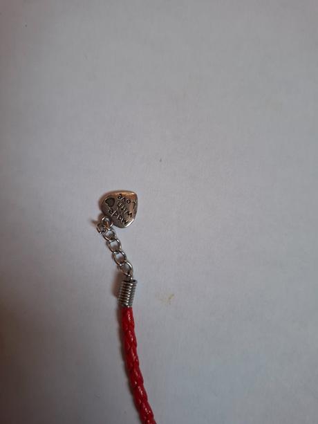 Červený náramok s menom miška, 