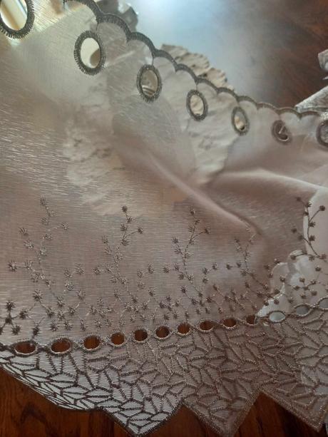 Nová, vyšívaná záclona (vitrážka), 