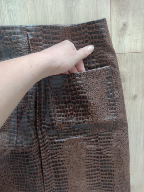 Hnedá kožená mini sukňa, 36