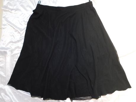 Velmi pekna kvalitna sukna, 52