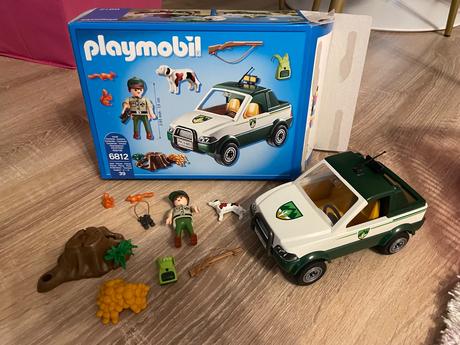 Playmobil poľovník s autom, 