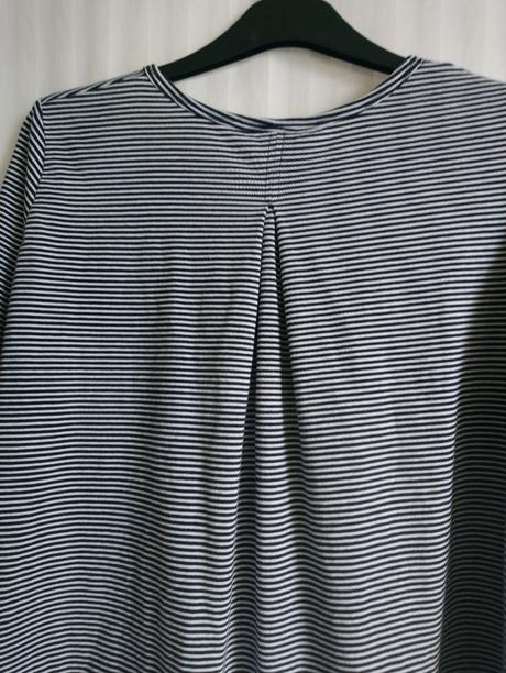 Elastický pásikavý modro biely top, wendy trendy, l