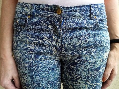 Tmavomodré rifle h&m s motívom bielych kvetín, h&m,38