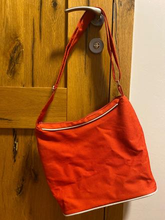 Červená taška cez plece,
