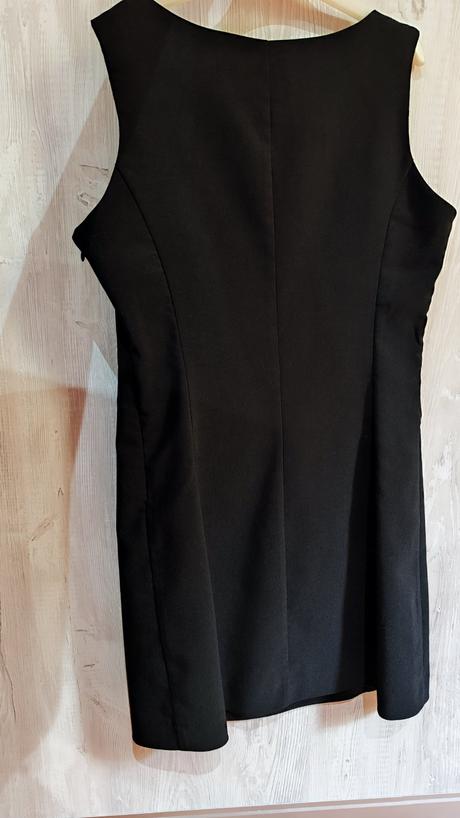 Malé čierne šaty, xs