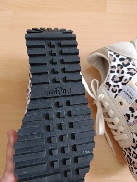 Americké tenisky, 37