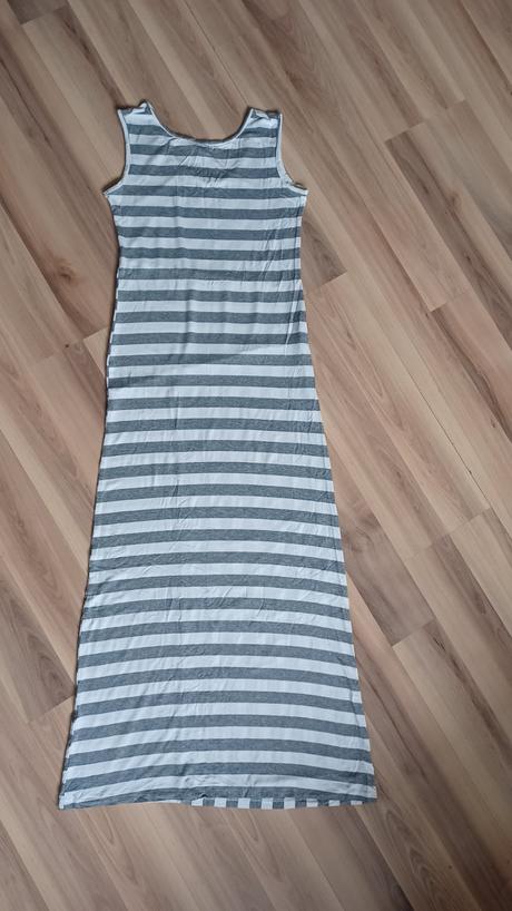 Pásikavé šaty, 158