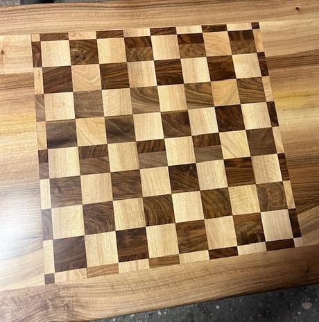 Šachovnicový masívny stôl orech ručná výroba, 