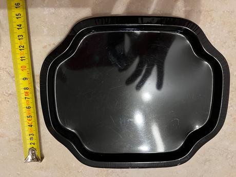 Malá kovová tácka,