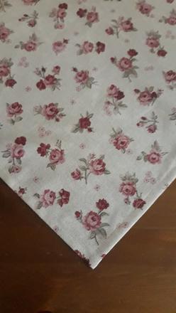 Obrus režný s ružičkami,